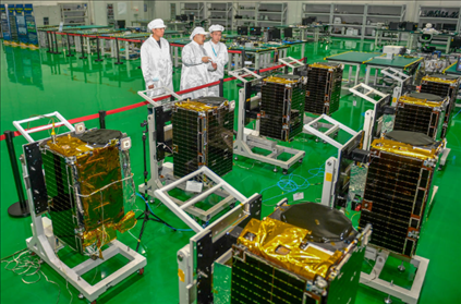 △2022年10月17日，位于吉林長春的長光衛(wèi)星技術(shù)股份有限公司科研人員在衛(wèi)星總裝測試大廳進行相關(guān)測試工作。