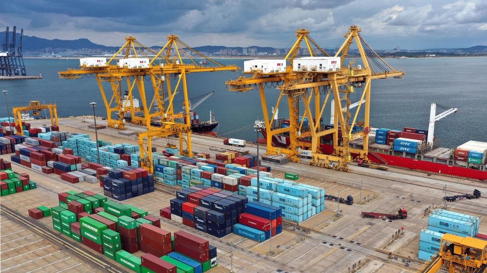 △在遼寧大連市遼寧港口集團大連港集裝箱碼頭，貨輪在裝卸集裝箱。