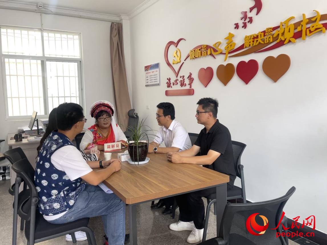 李雪娟（右三）和群眾交流。人民網(wǎng) 周靜圓攝