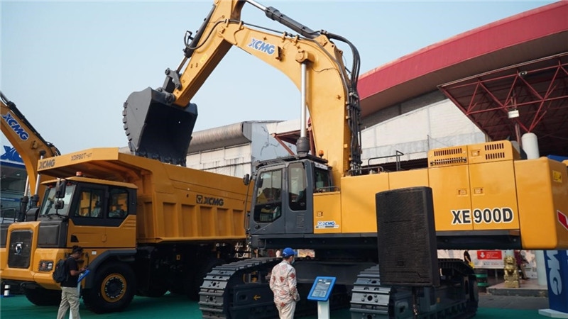 徐工集團(tuán)展出的90噸礦用挖掘機(jī)與80噸自卸車。石偉攝影