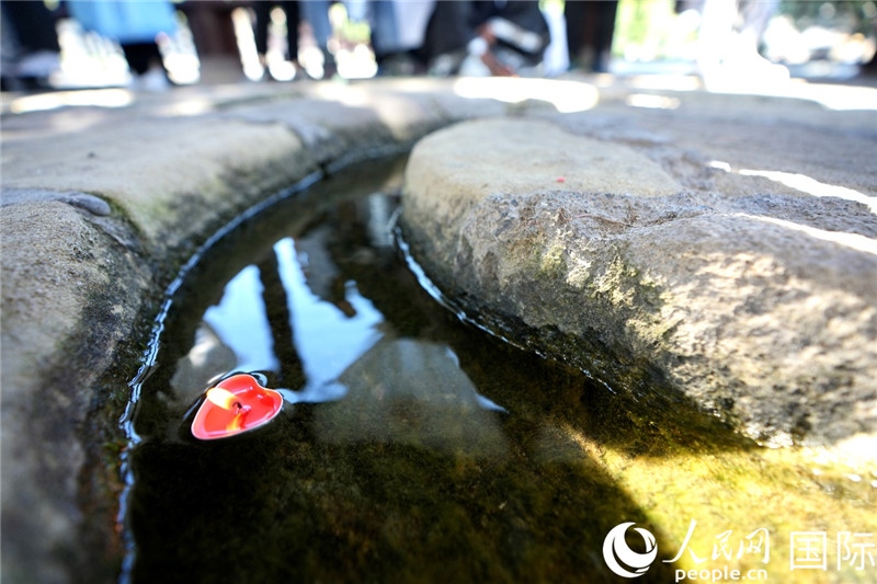 圖為水渠里流過的“桃心”蠟燭。人民網(wǎng) 盧鵬宇攝