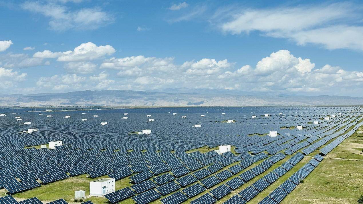 遠眺青海省海南州光伏發(fā)電園區(qū)。人民網(wǎng) 劉沛然攝
