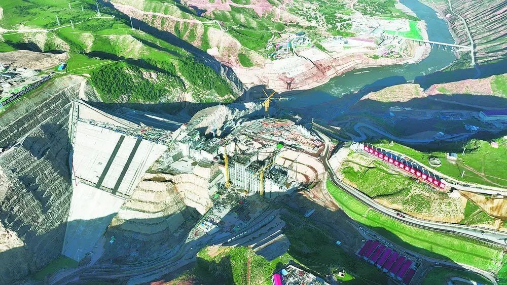 瑪爾擋水電站項目建設現(xiàn)場。國家能源集團青?，敔枔跛娬竟﹫D
