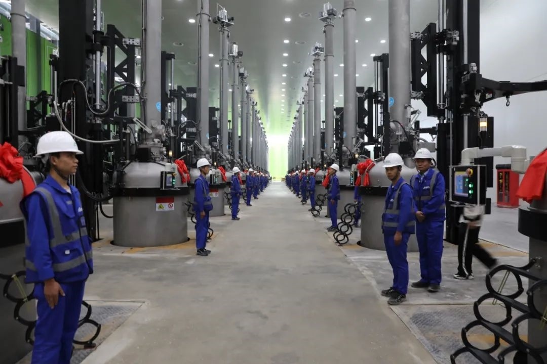 晶科能源二期20GW拉棒切方項目投產(chǎn)現(xiàn)場。南川工業(yè)園區(qū)管委會供圖