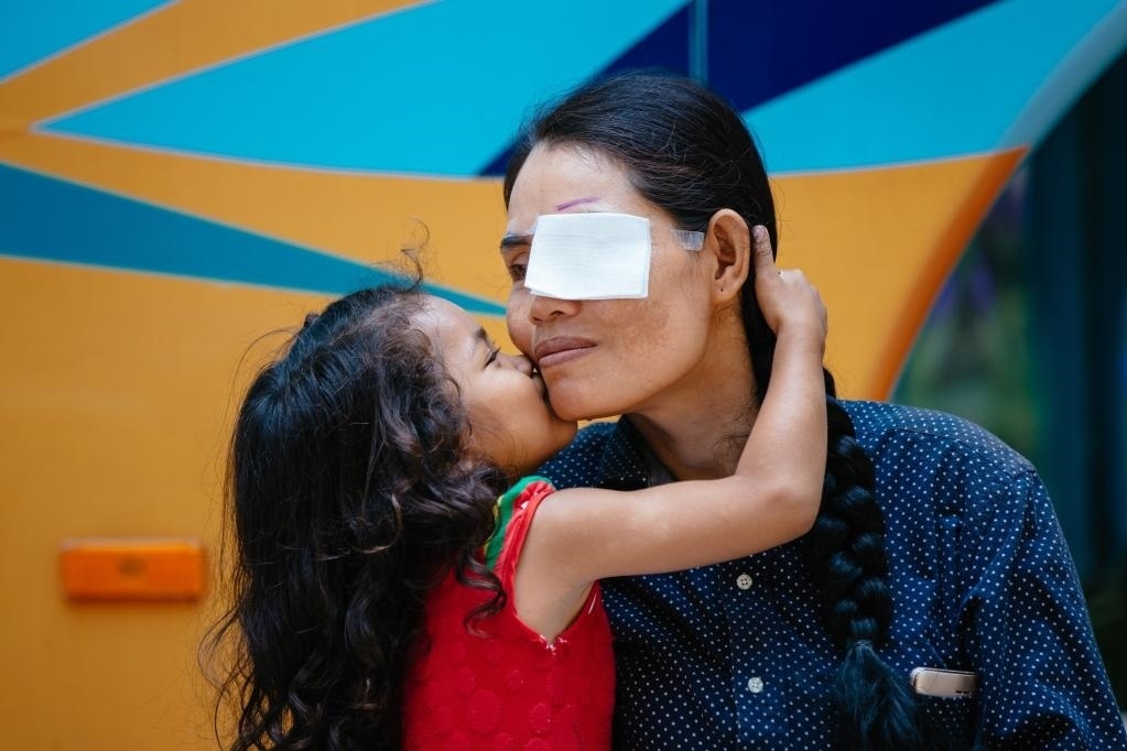 2019年3月15日，在柬埔寨磅湛省醫(yī)院，即將接受白內(nèi)障手術(shù)的患者孫美樂(lè)接受女兒的親吻祝福。在接受了中國(guó)醫(yī)療隊(duì)的白內(nèi)障義診手術(shù)后，她的視力逐步恢復(fù)，生活有了新的光明和希望。