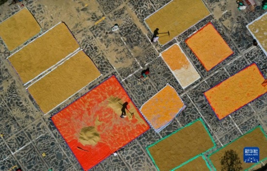 9月16日，貴州省黔東南苗族侗族自治州丹寨縣南皋鄉(xiāng)石橋村村民在晾曬農(nóng)作物（無(wú)人機(jī)照片）。