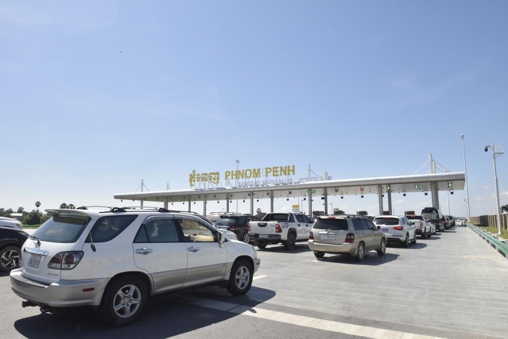 2022年11月7日，車輛在柬埔寨首都金邊的金港高速公路入口處排隊(duì)。金港高速公路連接柬埔寨首都金邊和該國(guó)最大深水海港西哈努克港。