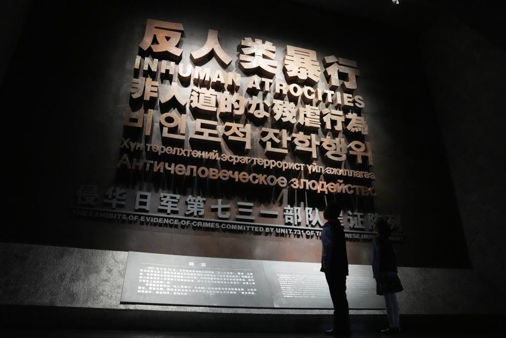 9月18日，青少年在侵華日軍第七三一部隊(duì)罪證陳列館內(nèi)參觀。新華社記者 王建威 攝