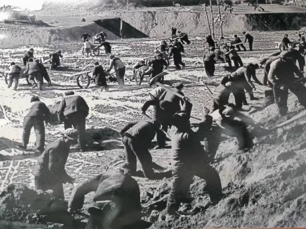 20世紀70年代，高西溝人治理水土流失場景。（資料圖片）