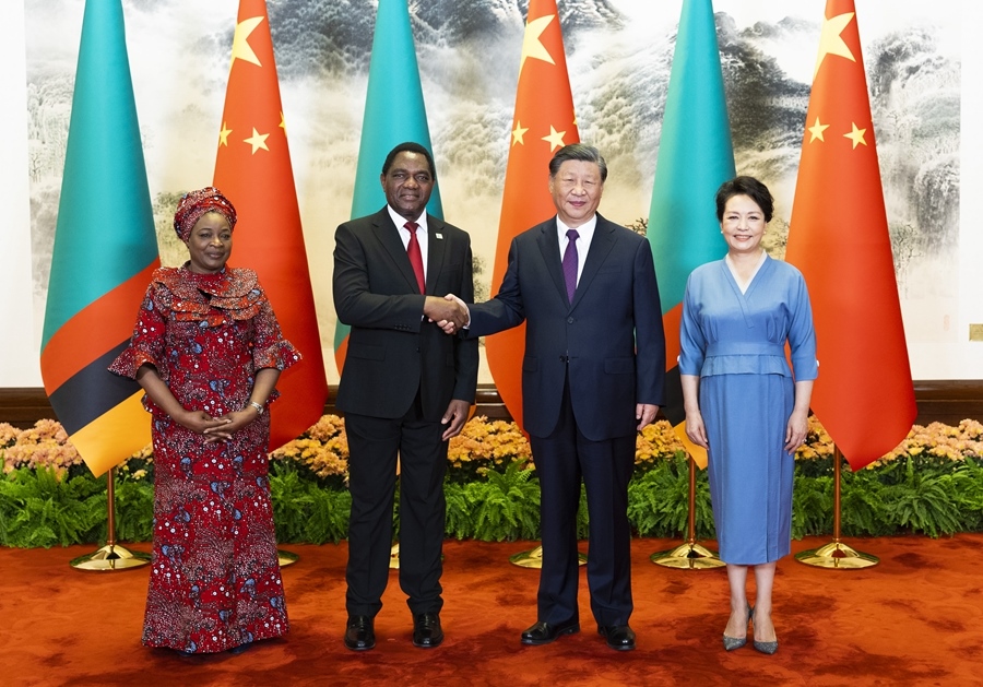 這是會談前，習(xí)近平主席和夫人彭麗媛同希奇萊馬總統(tǒng)和夫人穆廷塔合影。