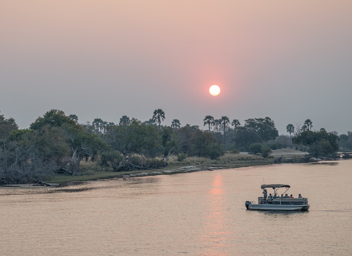 8月23日，在贊比亞拍攝的贊比西河上的游船。