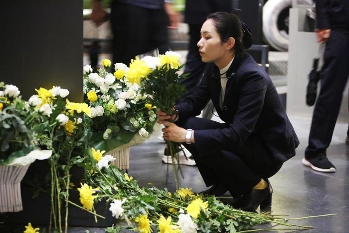 9月18日，工作人員在侵華日軍第七三一部隊(duì)罪證陳列館整理花束。新華社記者 石楓 攝