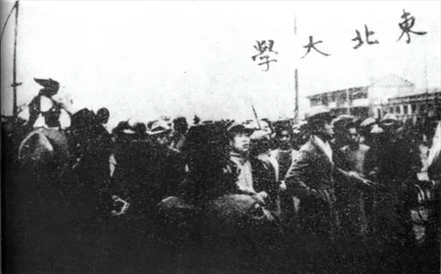 △東北大學(xué)學(xué)生走在一二·九請(qǐng)?jiān)赣涡嘘?duì)伍最前列。