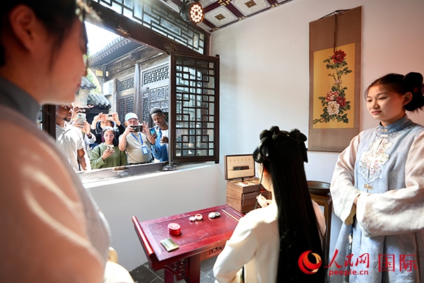 選手們觀看表演。人民網(wǎng) 盧鵬宇攝