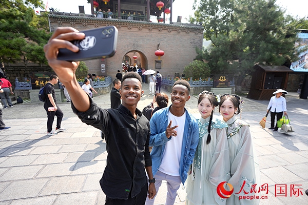 兩對(duì)雙胞胎偶遇合影。人民網(wǎng) 盧鵬宇攝