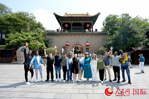 選手們?cè)谟鶗鴺乔昂嫌?。人民網(wǎng) 盧鵬宇攝