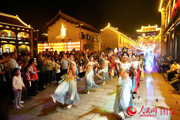 古城巡游隊(duì)伍。人民網(wǎng) 盧鵬宇攝