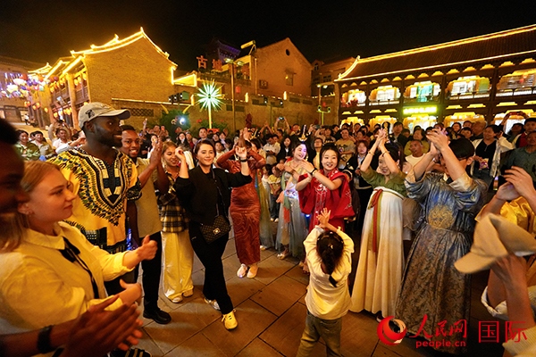 選手們和演員們一起舞蹈。人民網(wǎng) 盧鵬宇攝