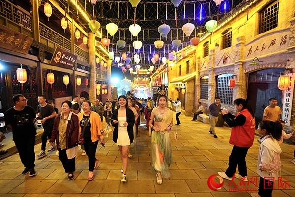 選手體驗(yàn)古城巡游。人民網(wǎng) 盧鵬宇攝