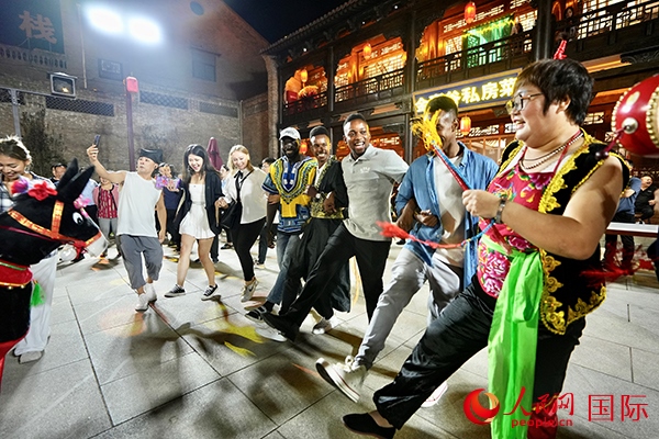 選手們和演員們一起載歌載舞。人民網(wǎng) 盧鵬宇攝