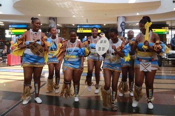 當(dāng)?shù)孛癖姎g迎中國(guó)旅行團(tuán)。北青旅提供