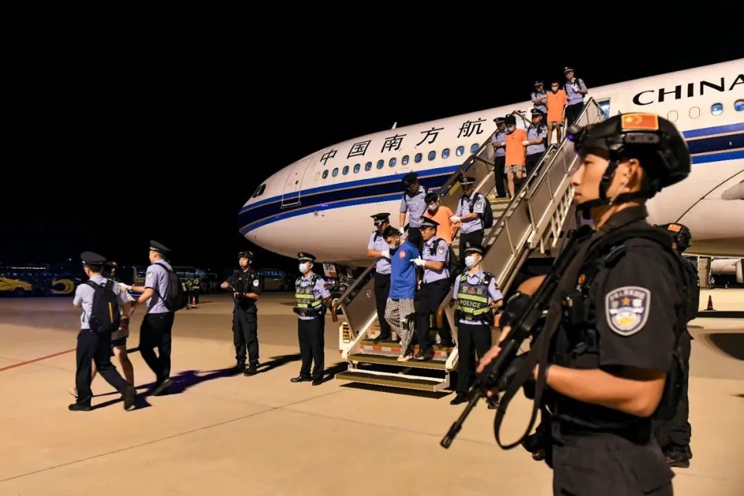 153名實(shí)施跨境裸聊敲詐的犯罪嫌疑人從印度尼西亞被押解回國。公安部供圖