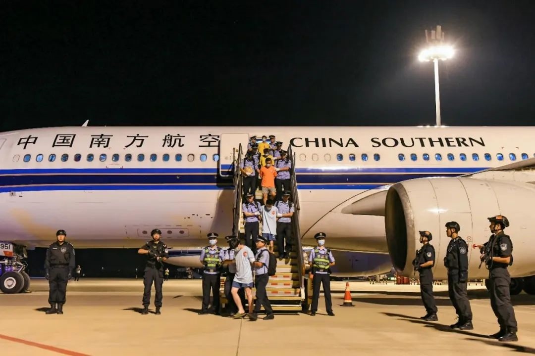 153名實(shí)施跨境裸聊敲詐的犯罪嫌疑人從印度尼西亞被押解回國。公安部供圖