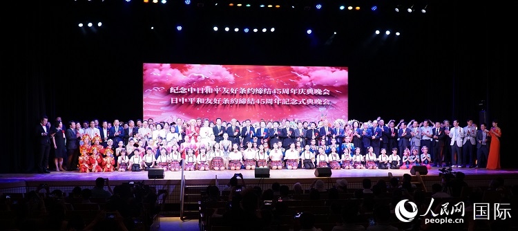 出席晚會的嘉賓與演員合影留念。人民網(wǎng) 蔣曉辰攝