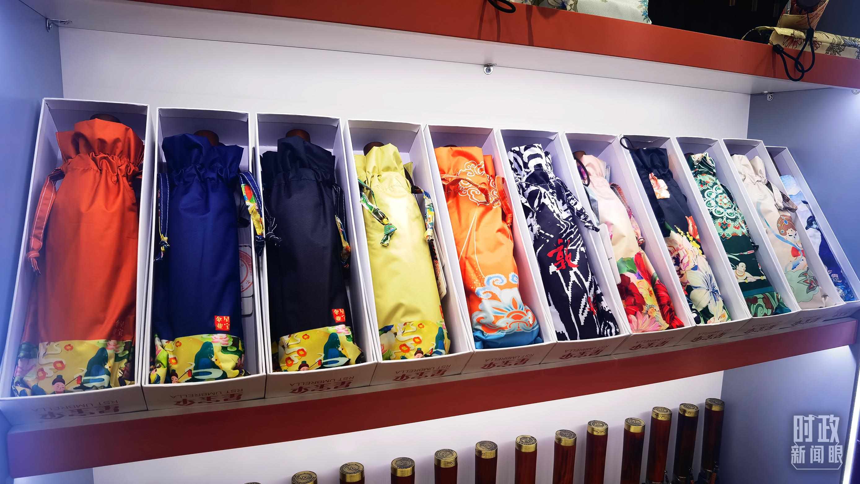 △商貿(mào)城內(nèi)的一家傘鋪，貨架上擺放著包裝精美的雨傘。（總臺央視記者范學禹拍攝）