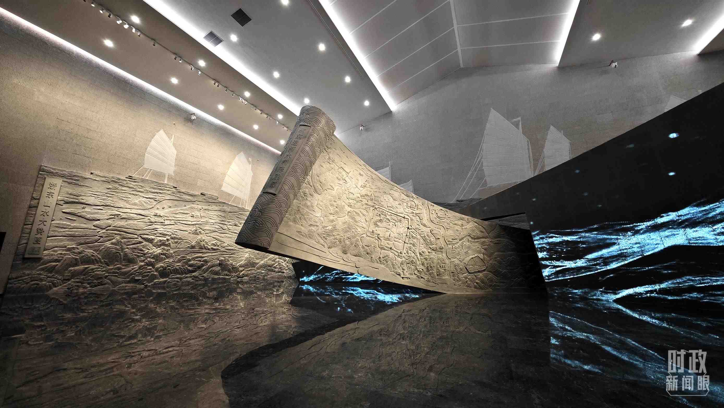 △博物館內(nèi)的《浙東運河水利形勝圖》《浙東山水大勢圖》浮雕。（總臺央視記者彭漢明拍攝）