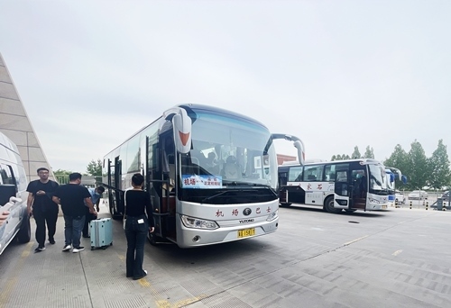 旅客準(zhǔn)備乘坐免費擺渡車前往正定機場。人民網(wǎng)記者 喬雪峰攝