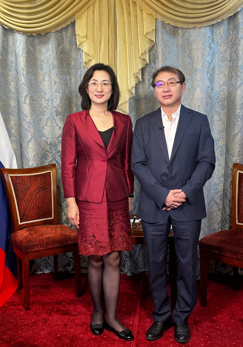 人民網(wǎng)黨委委員、副總編輯孫海峰（左一）專訪崔少純總領(lǐng)事。人民網(wǎng)記者 馬天翼攝