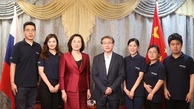 中國駐葉卡捷琳堡總領(lǐng)事崔少純與人民網(wǎng)采訪組合影。