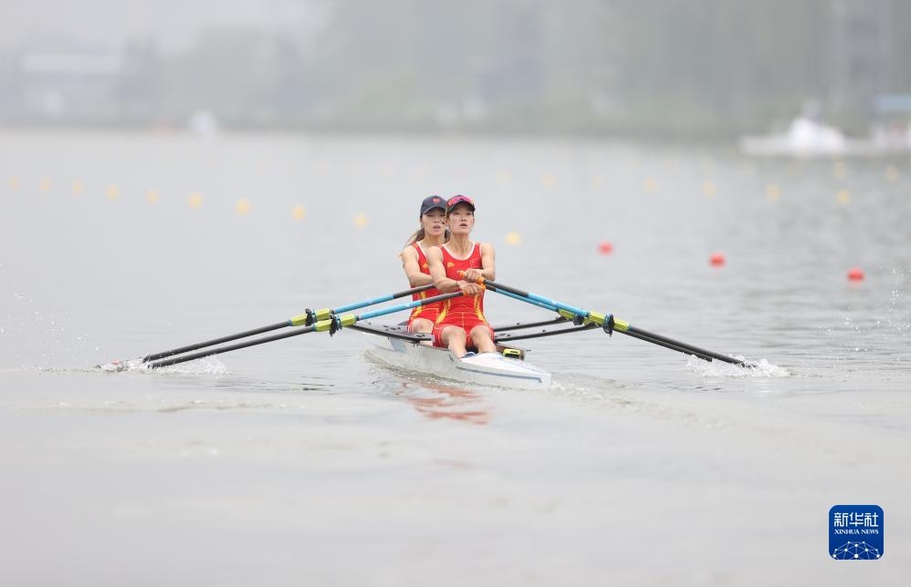 9月24日，鄒佳琪（左）/邱秀萍在決賽中。新華社記者 賈浩成 攝