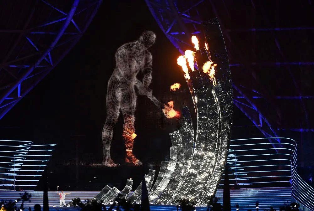 △“數(shù)字火炬手”點(diǎn)燃象征亞洲大團(tuán)結(jié)的亞運(yùn)之火。