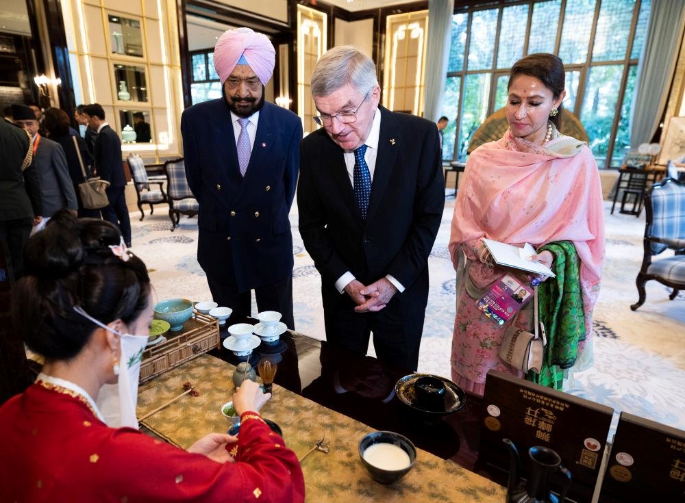 △歡迎宴會(huì)前，亞奧理事會(huì)代理主席辛格和夫人維尼塔、國(guó)際奧委會(huì)主席巴赫欣賞非遺展示。