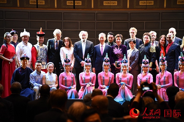 中國駐瑞典大使崔愛民夫婦與演職人員及部分來賓合影留念。人民網(wǎng)記者 殷淼攝