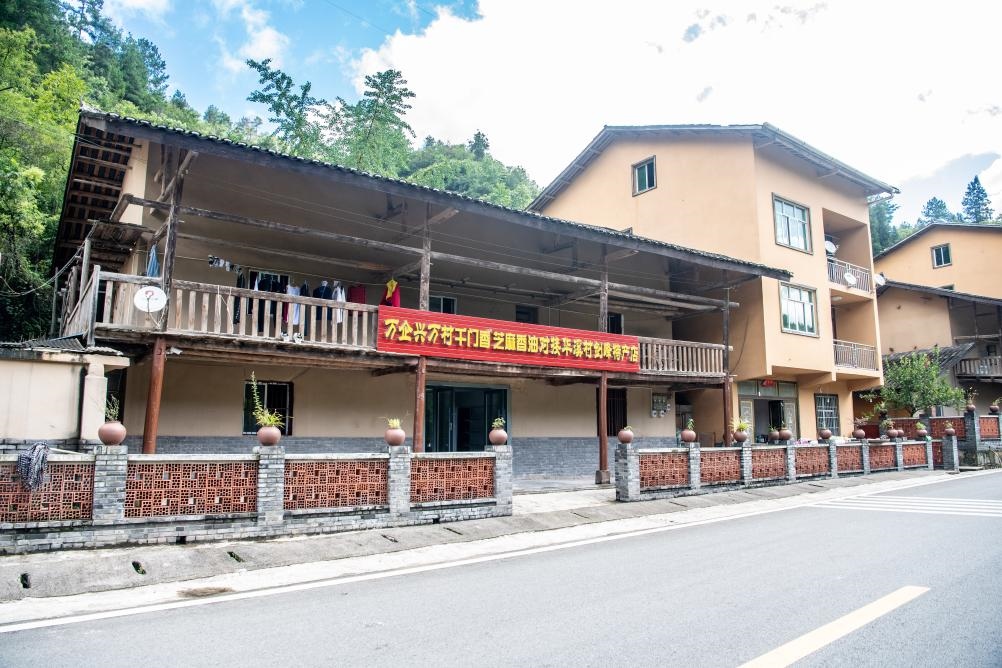 這是8月28日拍攝的危房改造后的村民張劍峰家。新華社記者 唐奕 攝