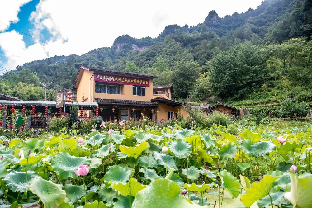 這是8月28日拍攝的華溪村村民開(kāi)設(shè)的農(nóng)家樂(lè)外景。新華社記者 唐奕 攝