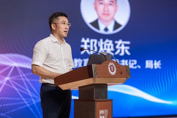  溫州市教育局黨委書記、局長鄭煥東講話。溫州市教育局供圖