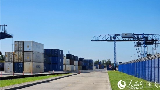  布列斯特北站，堆滿了來自中國的貨物。人民網(wǎng)記者 王震攝