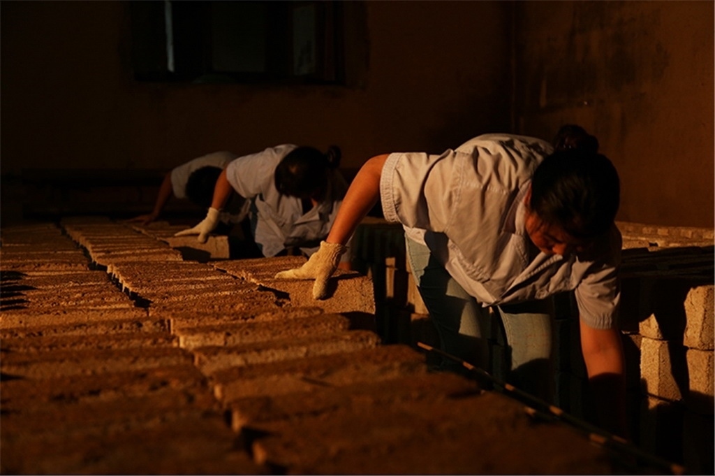 匠人師傅正在翻動(dòng)曲胚。張?zhí)炝z