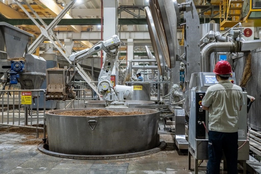 907車間里，機(jī)械臂正在撒料裝甑。嚴(yán)磊攝