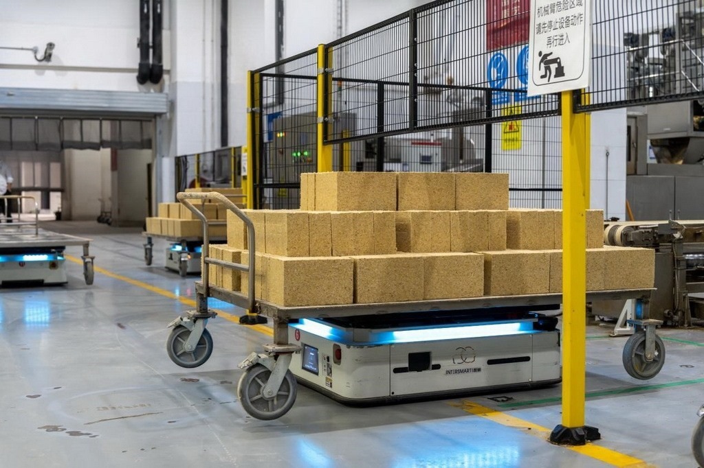 在701制曲車間，運(yùn)輸機(jī)器人等智能化設(shè)備已實(shí)現(xiàn)規(guī)?；瘧?yīng)用。王哲攝