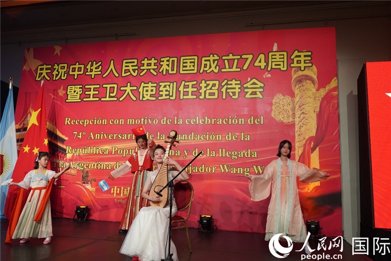 圖為招待會現場中國傳統(tǒng)樂器演奏和舞蹈展示。人民網記者 許放攝