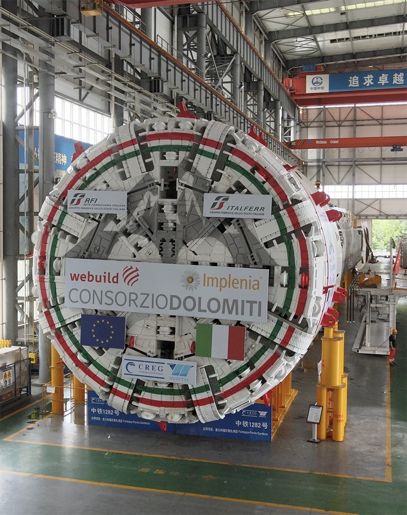 圖為中鐵裝備集團(tuán)盾構(gòu)總裝車間。人民網(wǎng)記者 唐宋攝