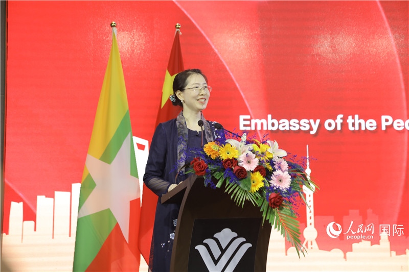 圖為使館臨時(shí)代辦曹靜致辭。人民網(wǎng)記者 謝佳君攝