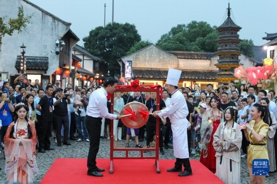 9月27日拍攝的2023年南翔國潮大會暨第十七屆上海南翔小籠文化展開幕儀式現(xiàn)場。