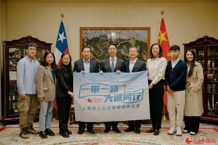 牛清報大使（中）與人民網(wǎng)、人民日報社記者合影。 人民網(wǎng)記者 張若涵攝