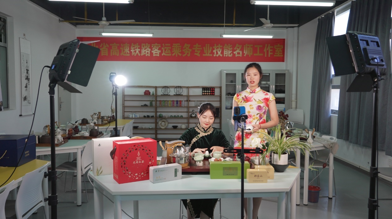 學(xué)生們正在直播。受訪單位供圖